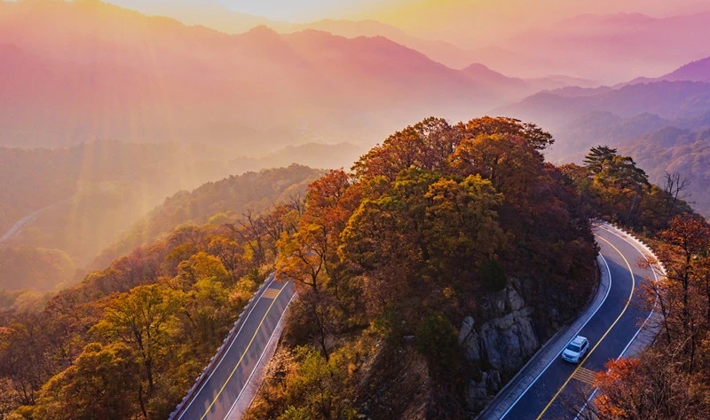 行走金寨中國紅嶺公路，體驗(yàn)華東最美自駕線路